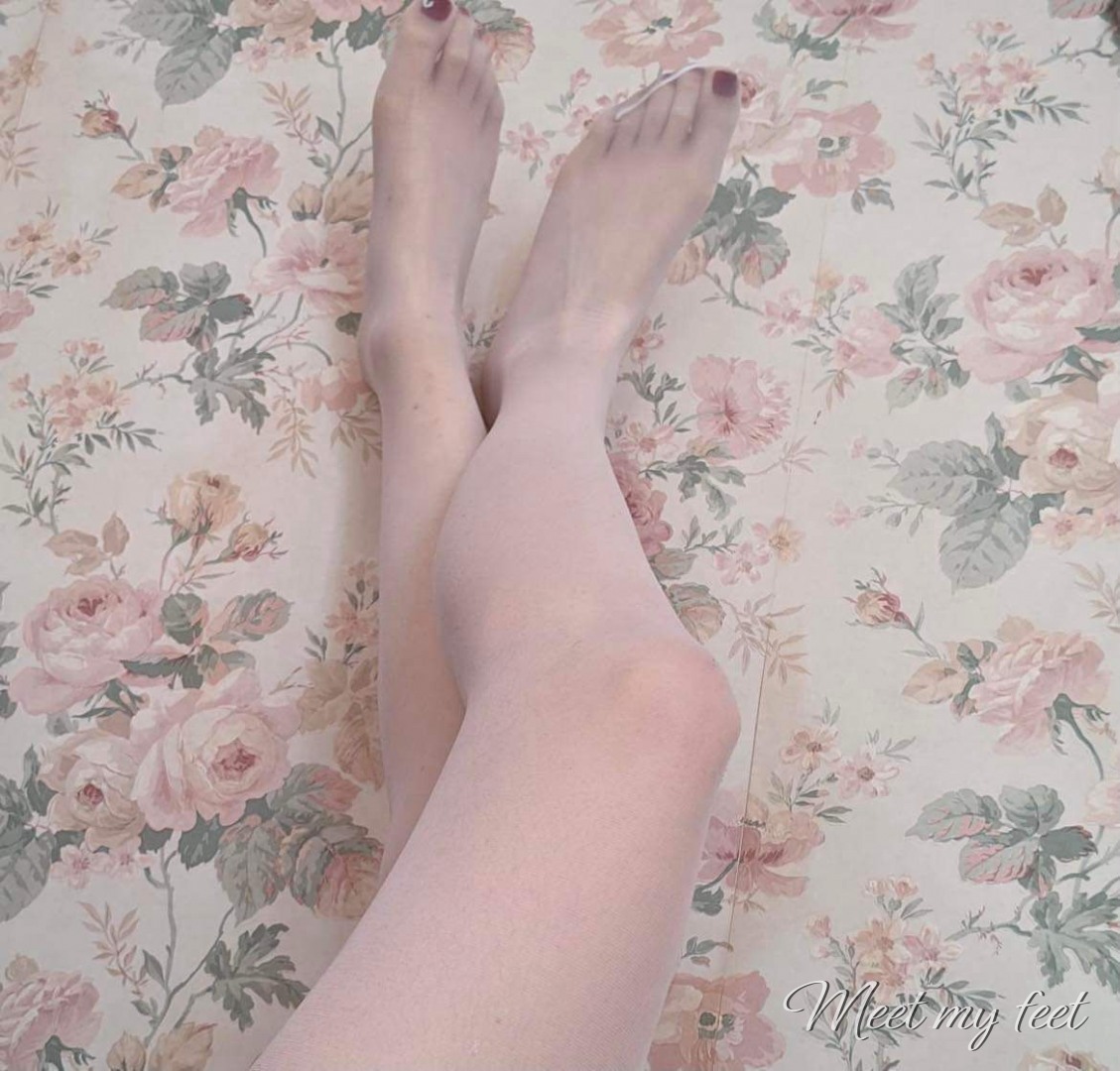 LoulouFeetgirl Meet My Feet - LoulouFeetgirl